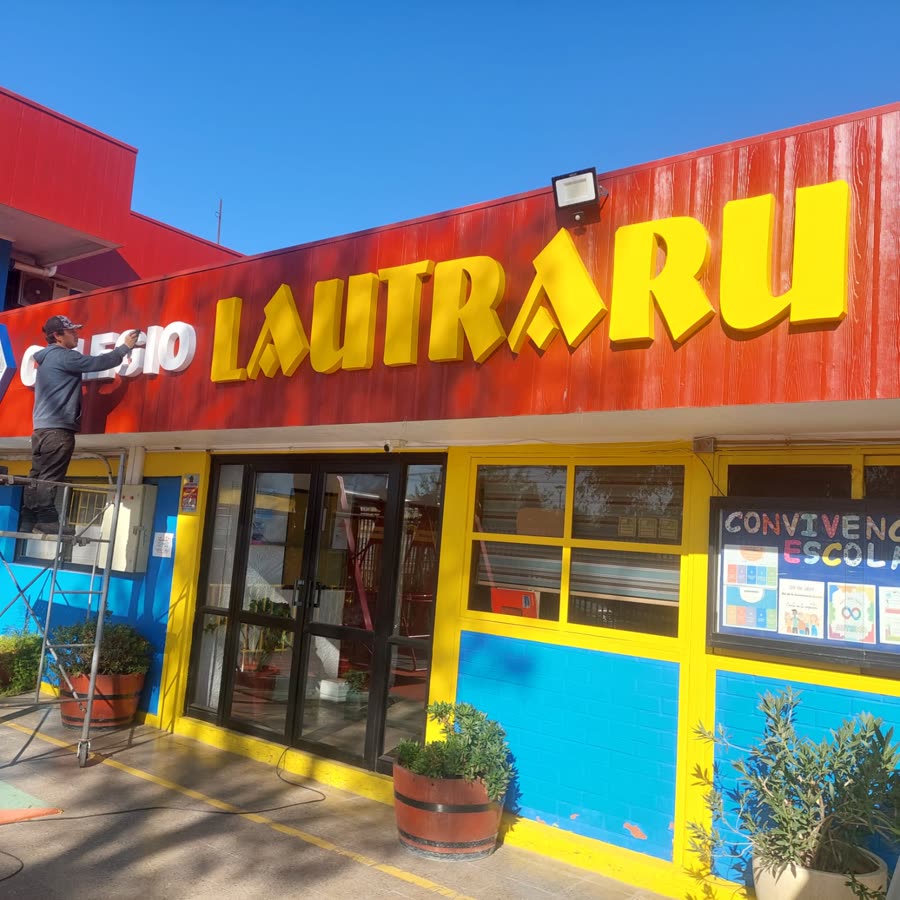 Fachada comercial con letras corpóreas amarillas instaladas sobre frontón rojo - Colegio Lautraru