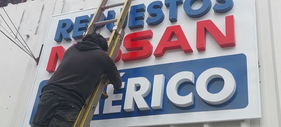Instalación de letrero con letras corpóreas y caja de luz en fachada - Repuestos Nissan Américo