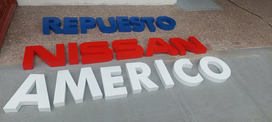 Letras volumétricas corpóreas en azul, rojo y blanco - Repuestos Nissan Américo