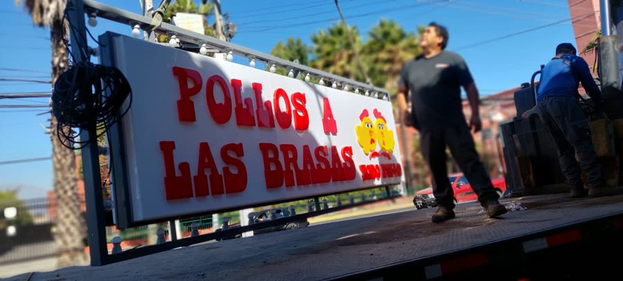 Letrero luminoso tipo caja de luz con letras corpóreas rojas - Pollos a las Brasas